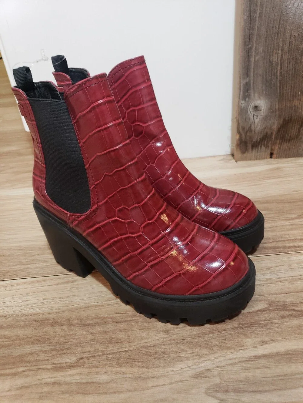 Red Croc-Embossed Chunky Chelsea Boots Urban Outfitters Size 9